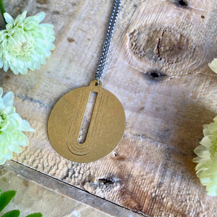 Britta hängande halsband - mässing regnbåge etsad design för wholesale av Harlow Jewelry