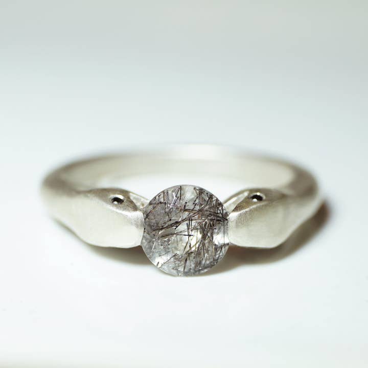 Anel Cobra de Cabeças Duplas em Prata de 1ª Lei com Quartzo Rutilado Preto e Diamantes por atacado de Michelle Chang