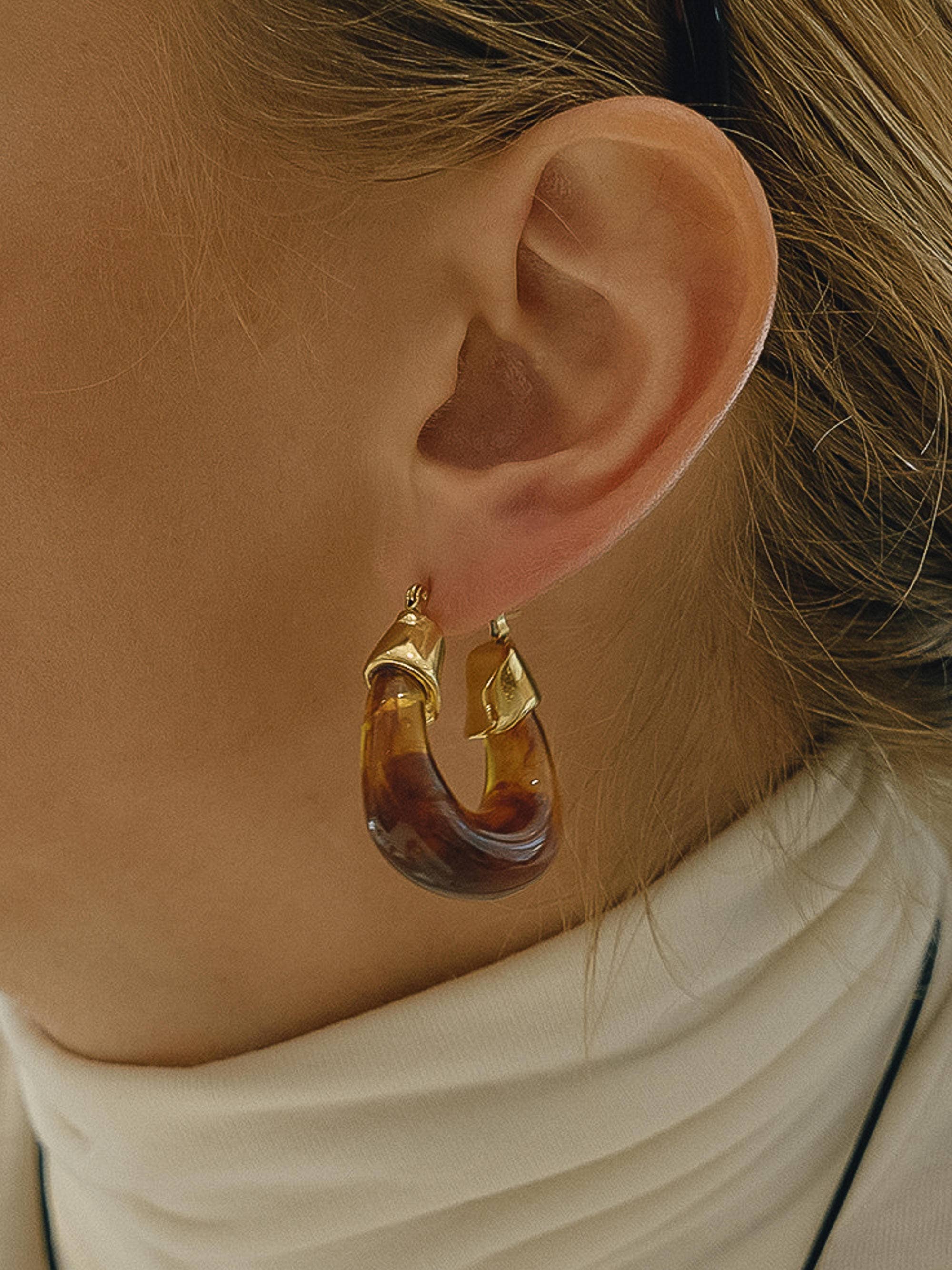 Flânerie by MAIQ - Wholesale Hoop Earrings - Arlowe 18K Gold Non-Tarnish Resin Hoop Earrings1