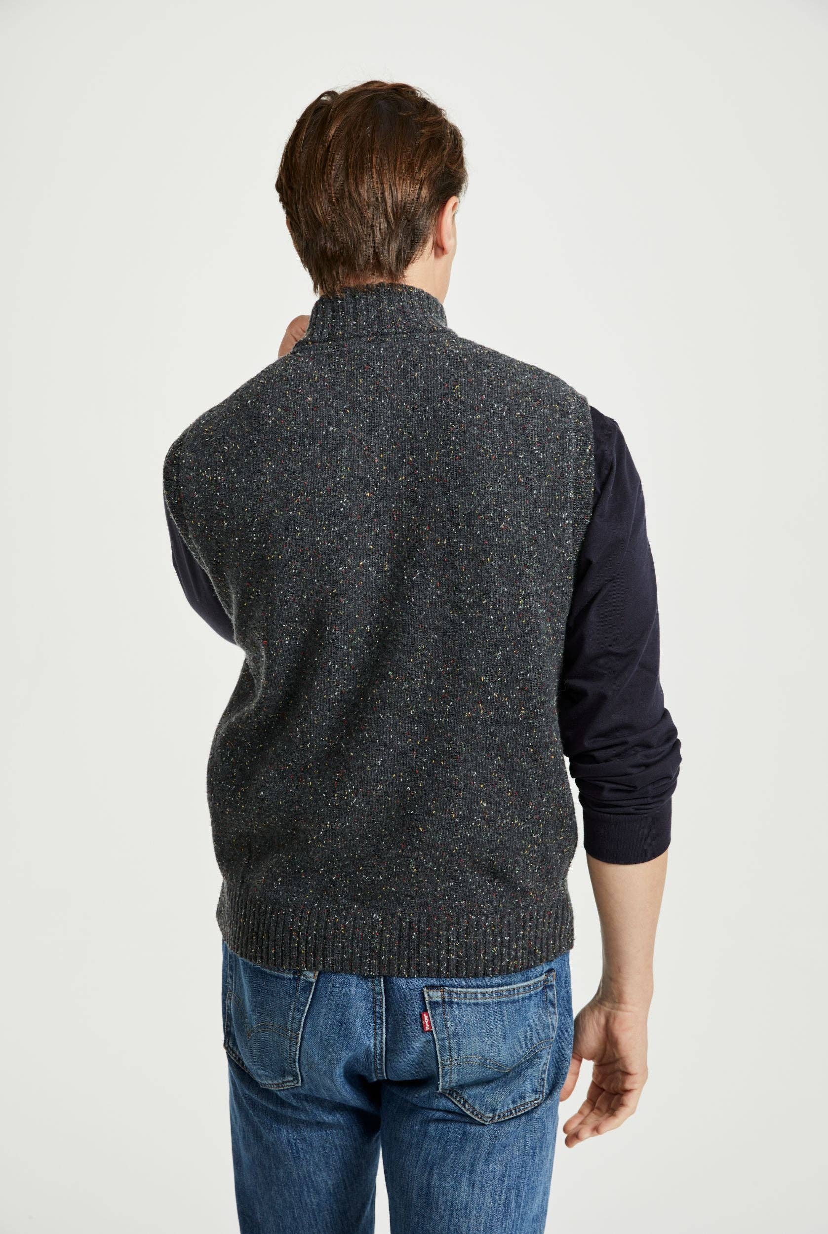 Aran Woollen Mills – wholesale Väst - Herr – Rossport herrväst i aran-neppad stil - grå3