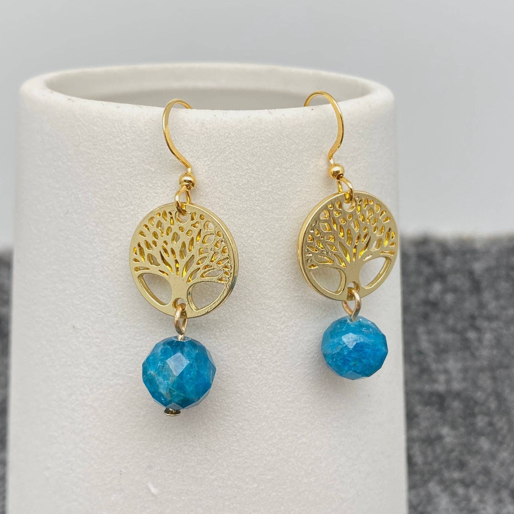 Mio Queena – Engroshandel Hængeøreringe og creoløreringe – Apatitperler Livets Træ Charm Øreringe med krog - CS1