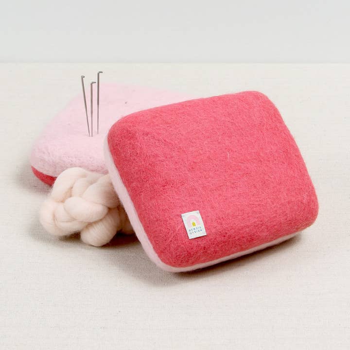Nålfiltkudde, rosa för wholesale av Benzie Design