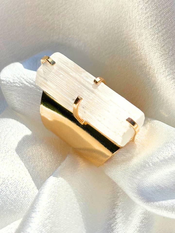Bague Statement Manchette en Sélénite — Pierre Naturelle Authentique, Plaqué Or 18K, Bande Ajustable pour la vente par Aqua Brasil LLC