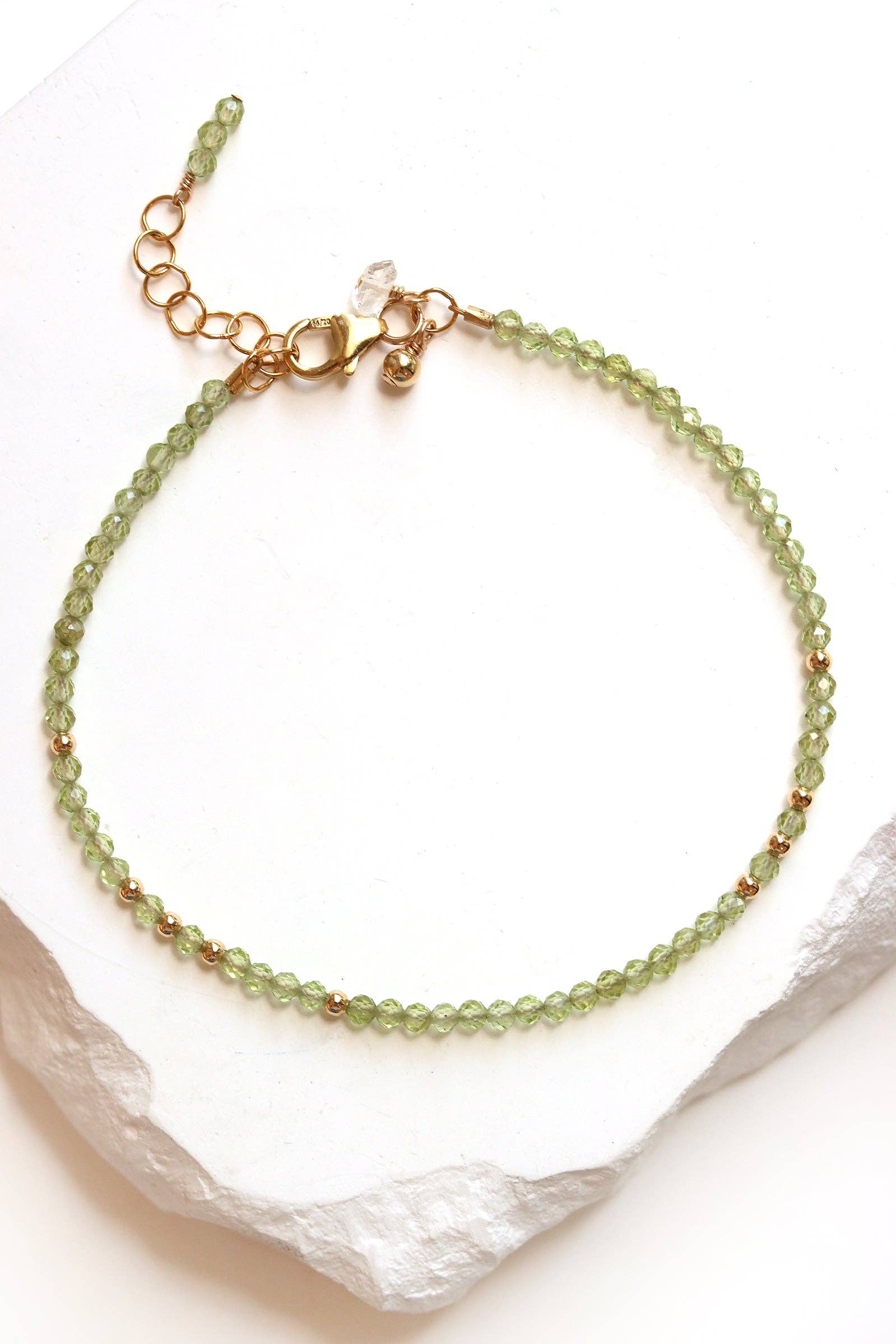 Mickey Lynn – Großhandel Armband mit Charms/Anhängern – Peridot-Charme-Armband0