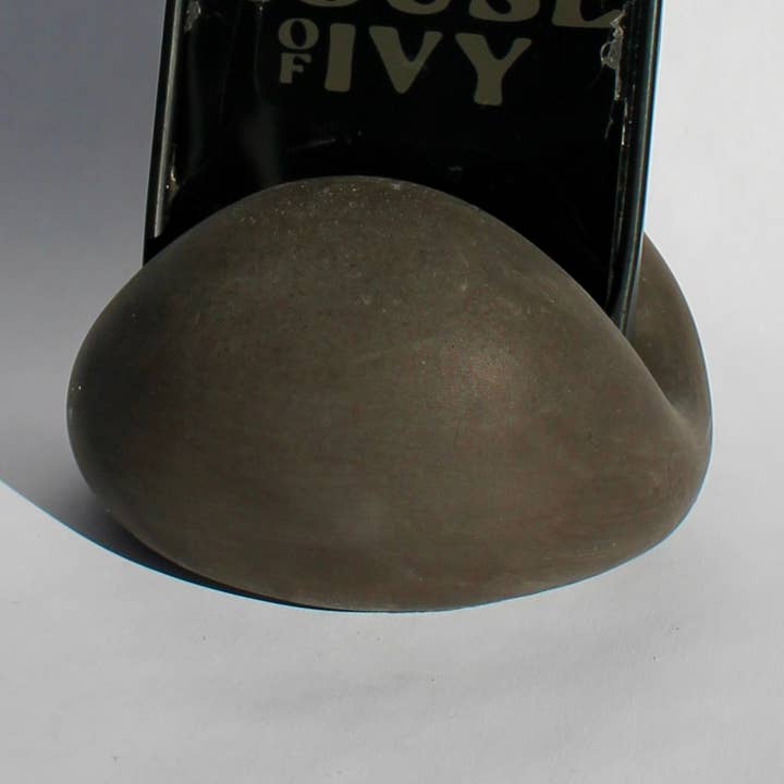 Supporto per Telefono e Tablet in Cemento Nero per la vendita all'ingrosso da parte di House of Ivy