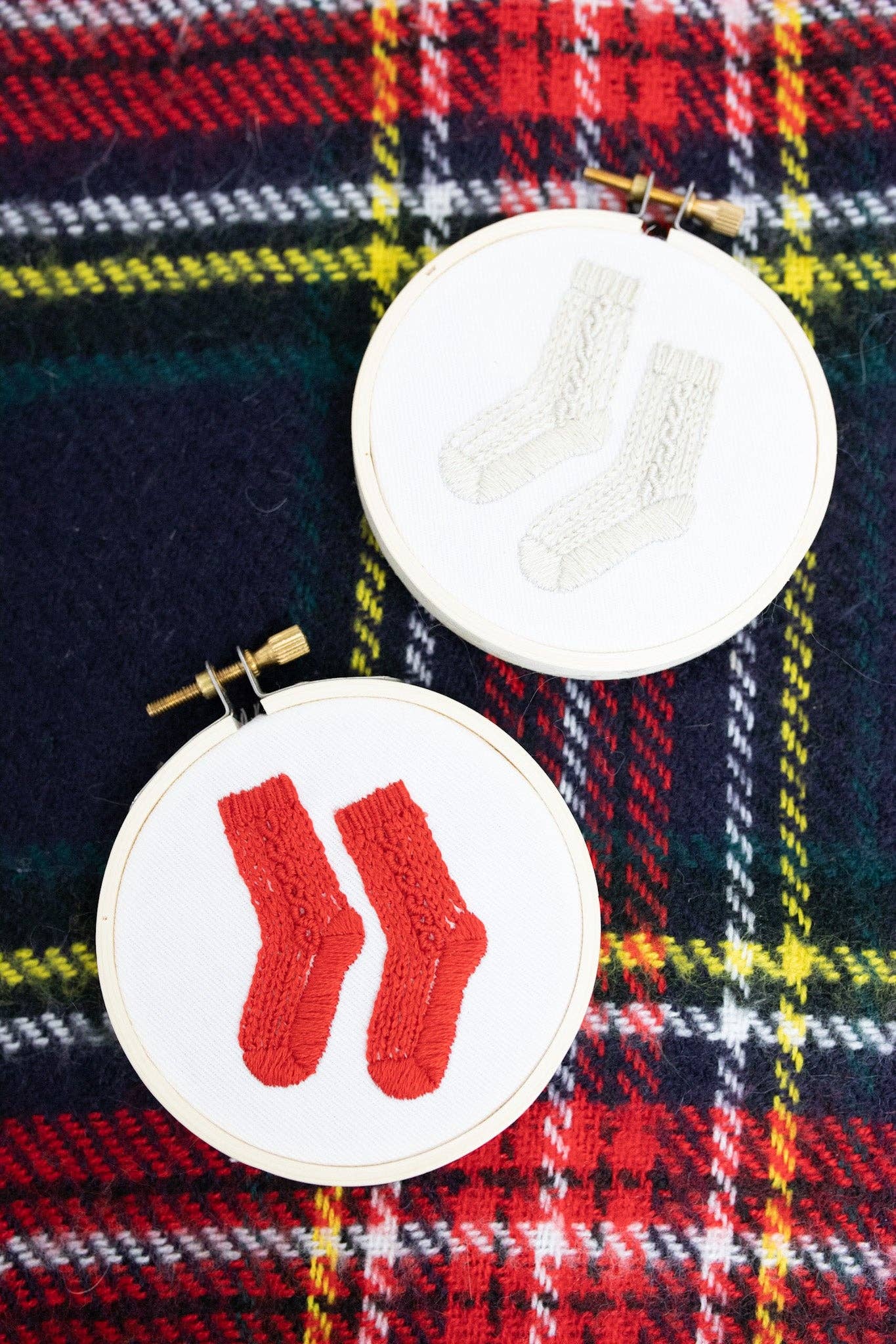 kdornbier embroidery - Wholesale Borduurbenodigdheden - Borduurpakket met gebreide kabelsokken en ornamenten8