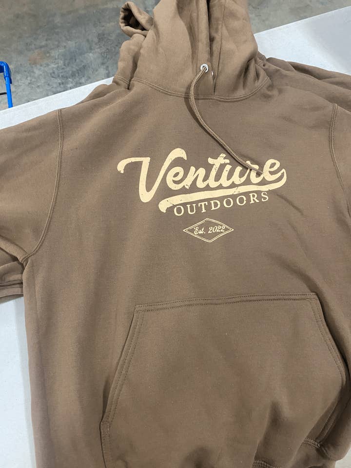 VENTURE POUR HOMMES - Chandail à capuchon Venture Outdoors brun pour la vente par Southern Bliss Co.