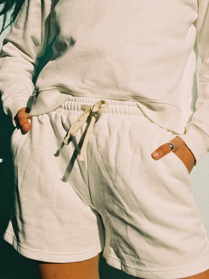 Lorne Shorts - Bio-Baumwolle - Cremefarben für den Großhandel von Two Sparrow Australia