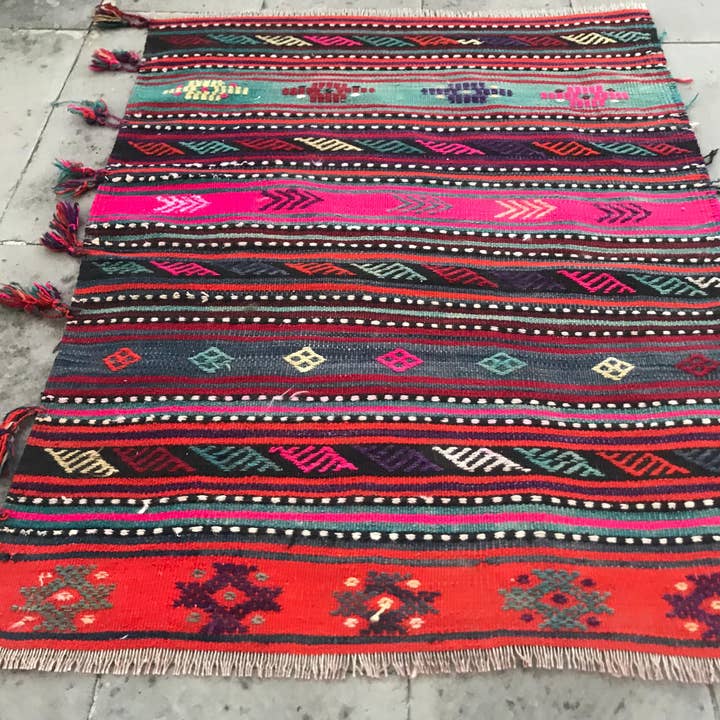 Turkse Kleine Kilim Tapijt Vintage Wol Roze 3x3.8 Ft voor wholesale door Oushak Rugs