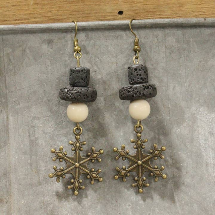 The Primitive Peddler, Inc. - Vente Boucles d'oreilles pendantes - Rencontrez M. Chilly Boucles d'Oreilles Flocon de Neige Suspendues0