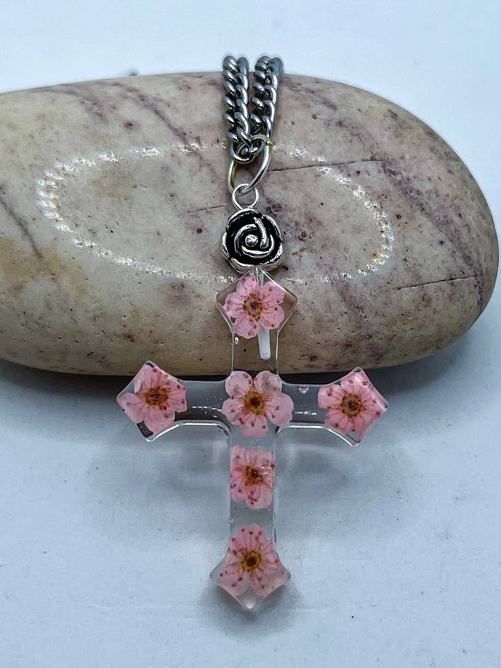 Collier Croix Florale pour la vente par Vivian Treasury