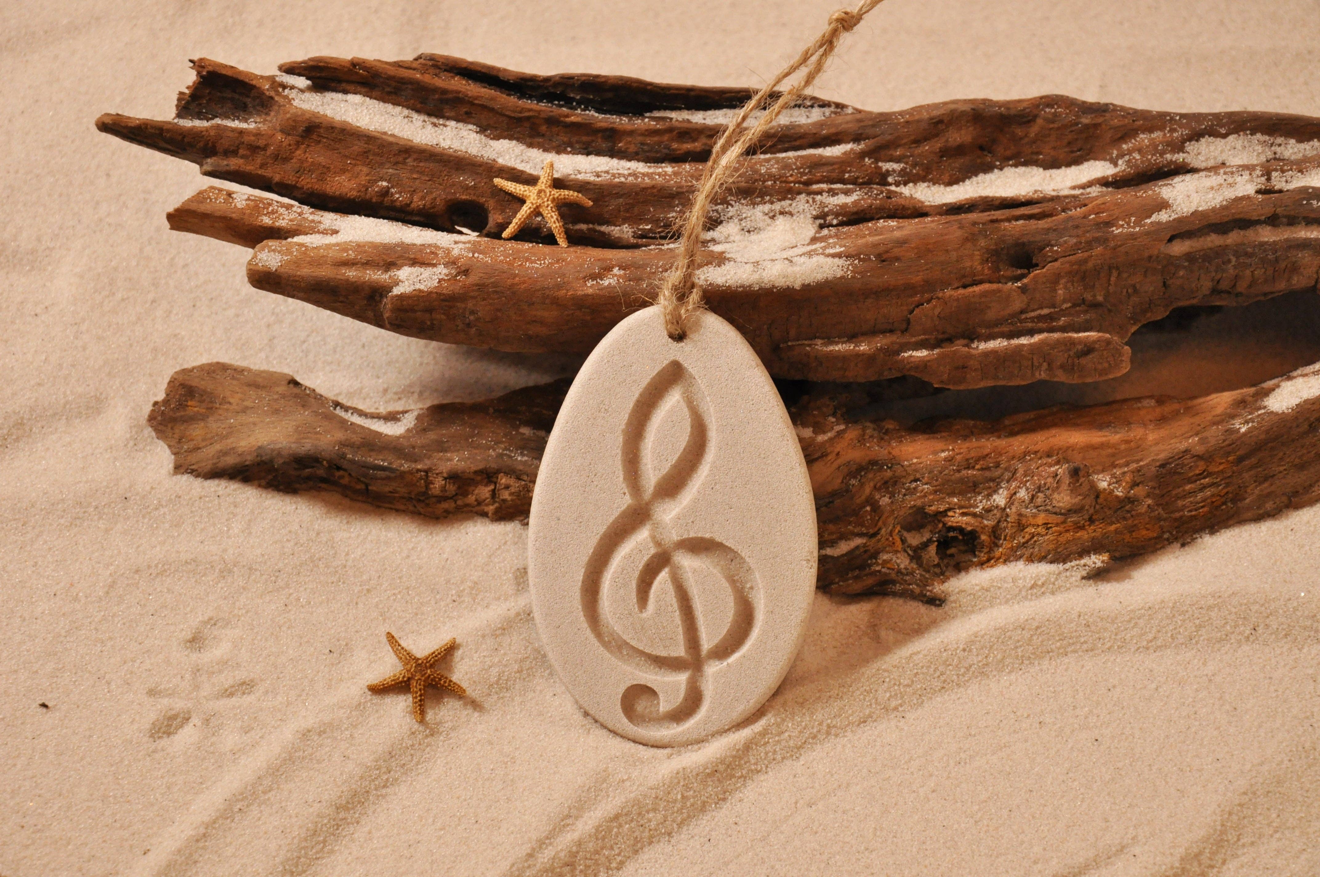 The Sand Store by Creative Artworks, Inc. – Ornamento por atacado – Ornamento Areia Trible Clef (G)1