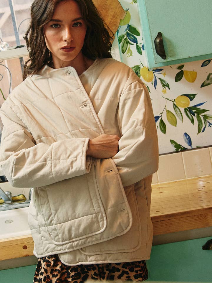 Quiltet jakke med knap foran præget for engroshandel hos Lara Daisy