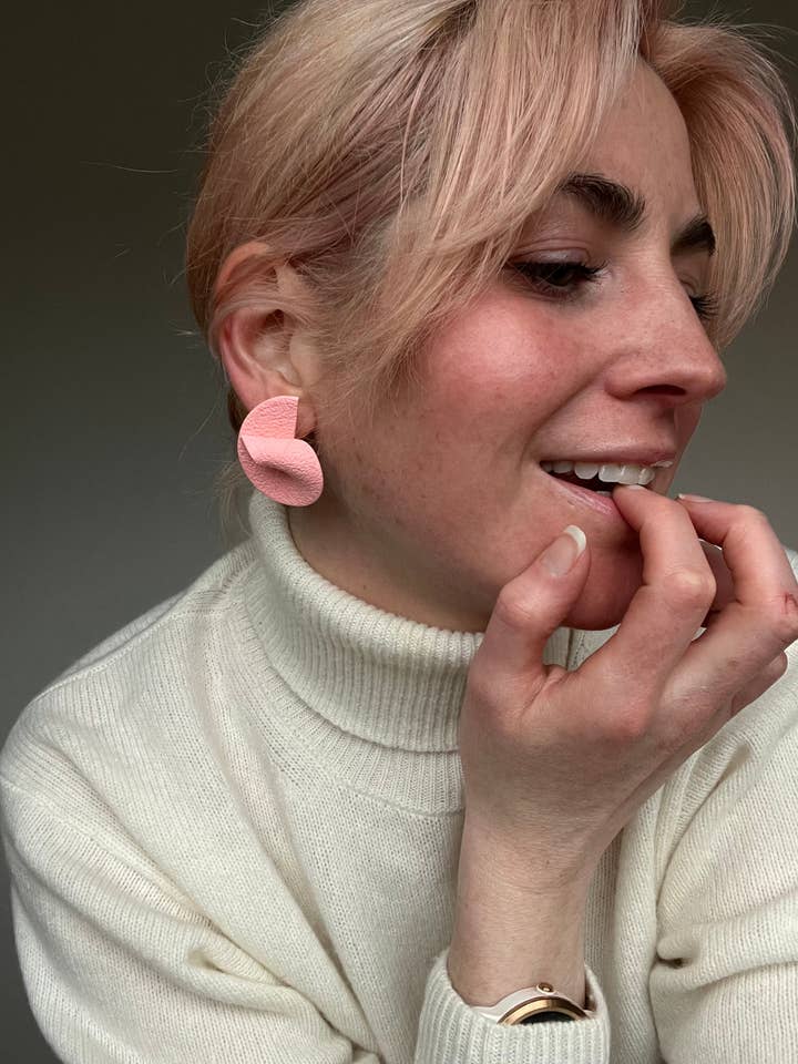 Curve teksturerede, buede øreringe med 3D-effekt for engroshandel hos Cristina Lucia