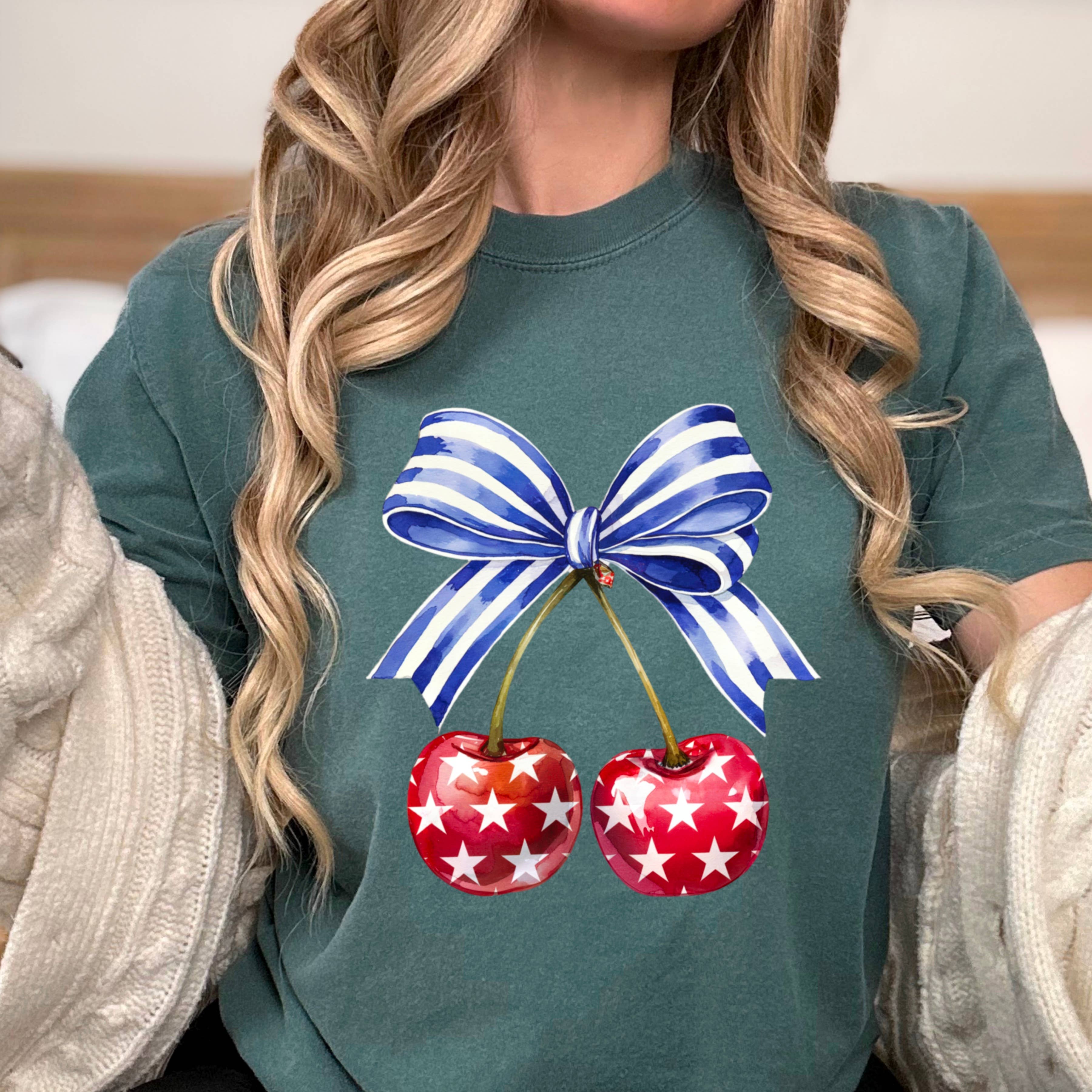 Shoppe SHC – Großhandel T-Shirt (Grafikdruck) – Damen – Coquette Kirschen 4. Juli Grafikshirt | Komfortfarbe11