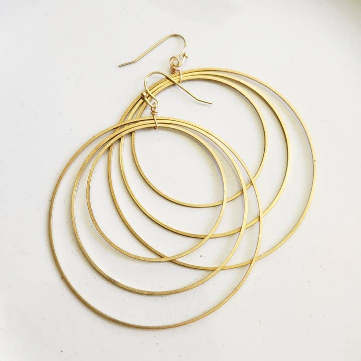 Boucles d'oreilles pendantes en cercle gradué en laiton, portées par Yara Shahidi pour la vente par Sara Sela Jewelry