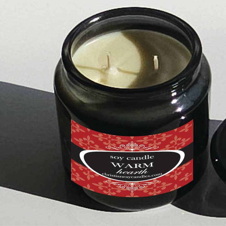 Bougie au soja Apotho dans un foyer chaud pour la vente par Christian Ray Candle Co.