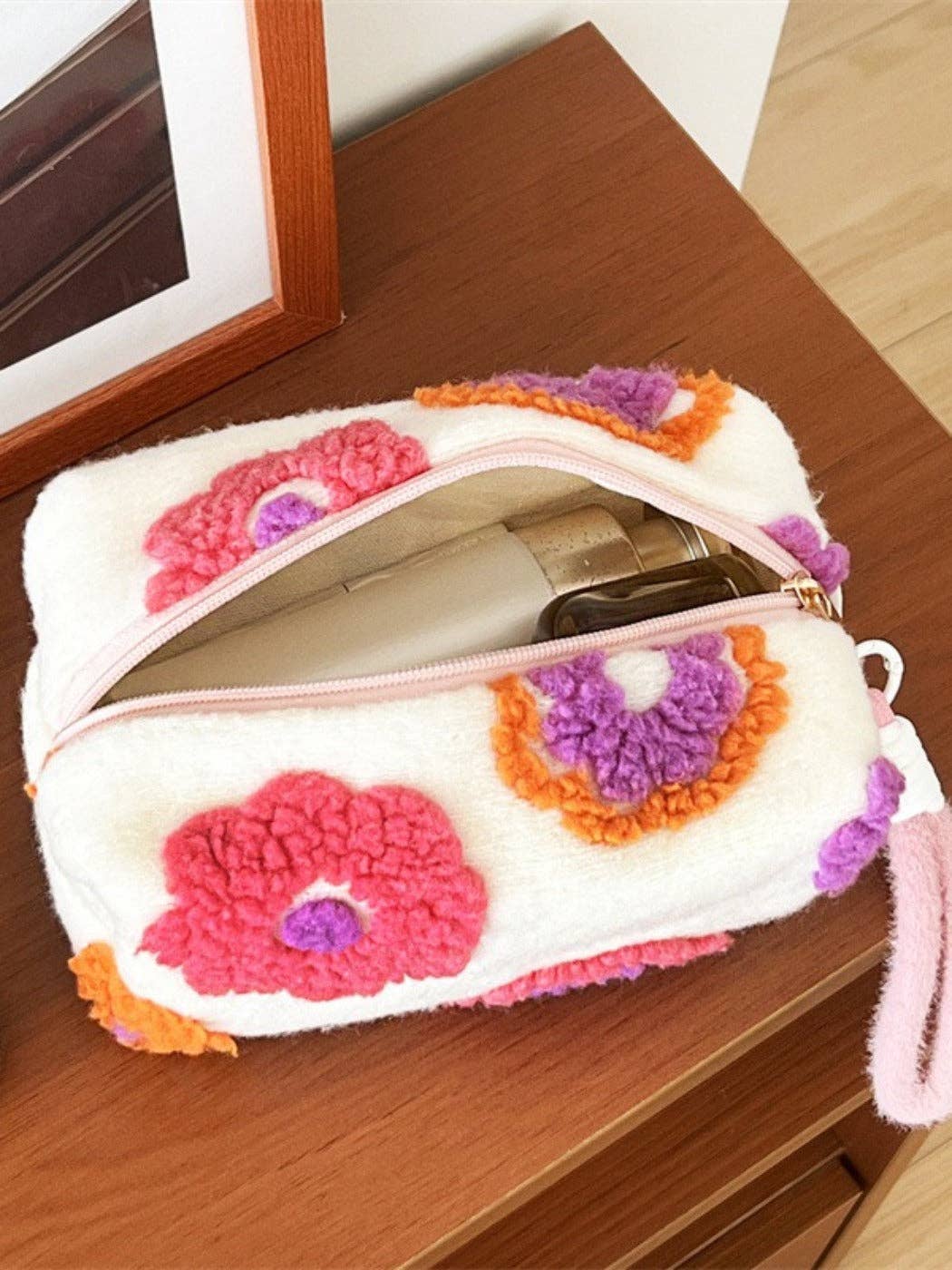 Liten blomma Cosbai - Blommig Tweed Sminkväska med Handtag för wholesale på Faire3