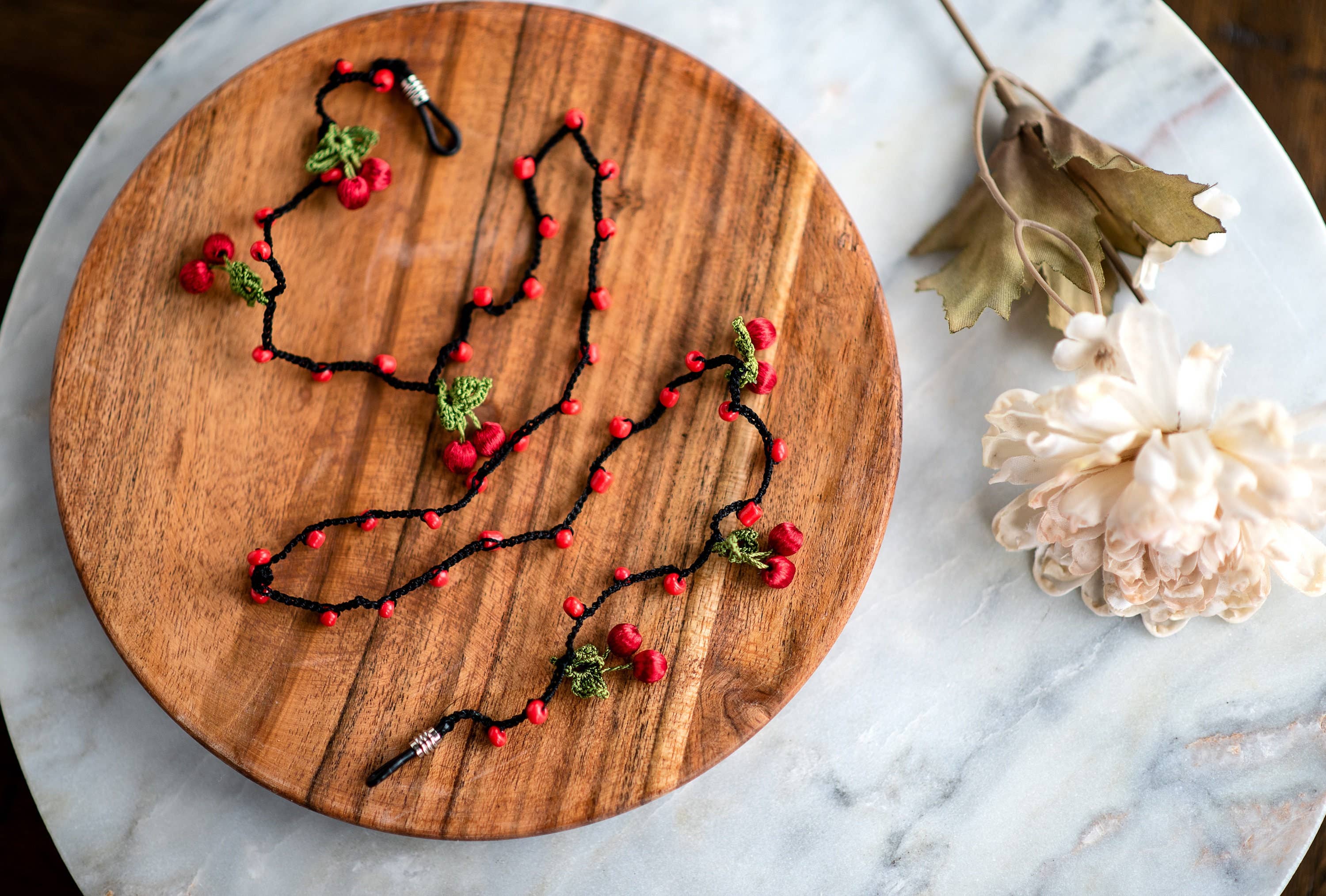 Hemsin Atelier – wholesale Solglasögon-/glasögonrem - Dam – Glasband med röda körsbär i seed beads7