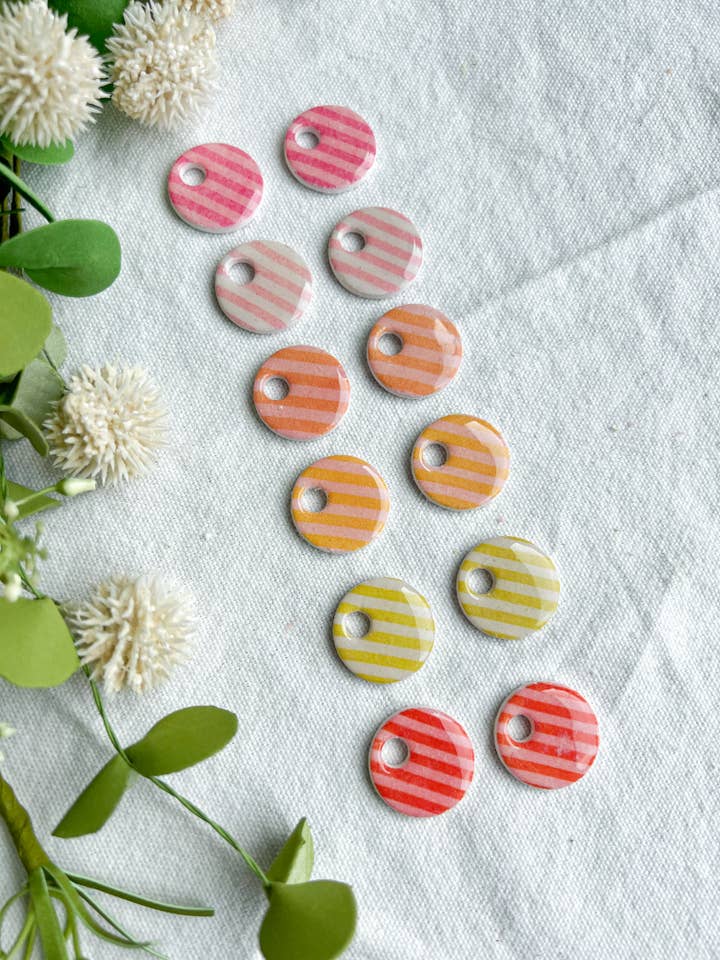 Felroze en perzik gestreepte verwisselbare kleischijf Char voor wholesale door Morning Dew Designs