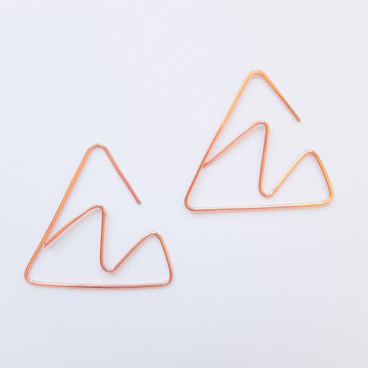 Boucles d'oreilles en forme de montagne, bijoux de montagne, délicates créoles faites à la main pour la vente par PNDLTN + CO