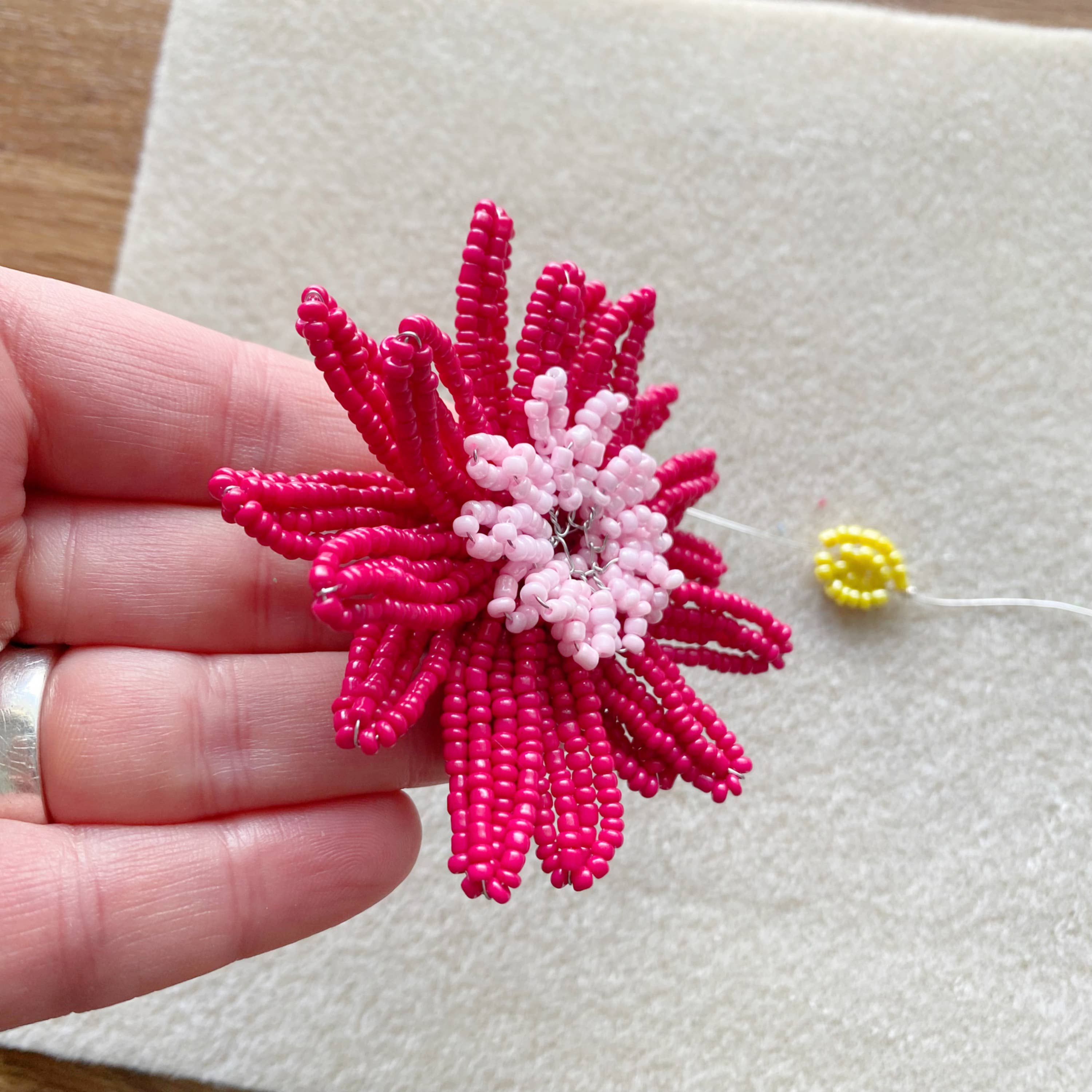The Beaded Garden – Engroshandel DIY-hobbysæt – Gerbera (pink) perleblomst-hobbykit – en kreativ gave5