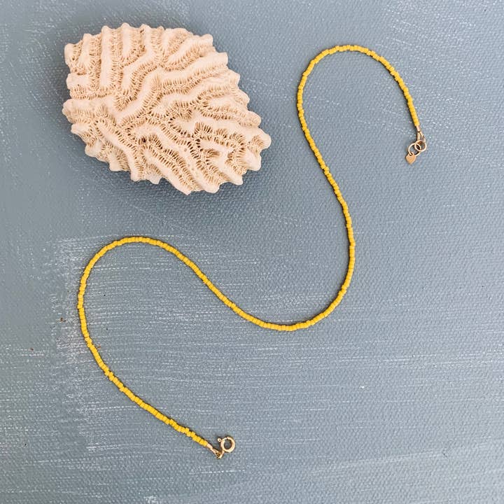 Collier ras du cou à perles simple, jaune ananas, 14" pour la vente par Alice Rise