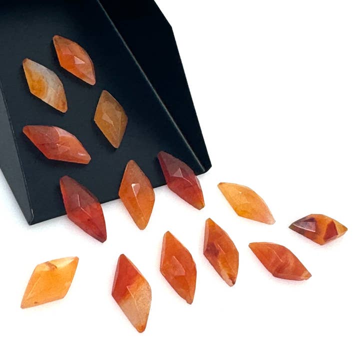 7 pezzi di cabochon di gemme sfaccettate in corniola, taglio a rosa naturale, pietre per anelli in corniola sfaccettata, forniture per la creazione di gioielli fai-da-te, 14x7mm per la vendita all'ingrosso da parte di Akstar Gems