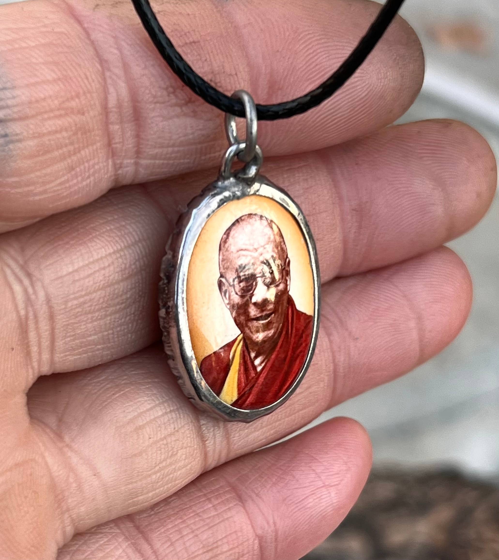 Lungta Imports – Colar pingente/pendente por atacado – Dalai Lama Pendente Esmalte Yoga Fio Jóias9