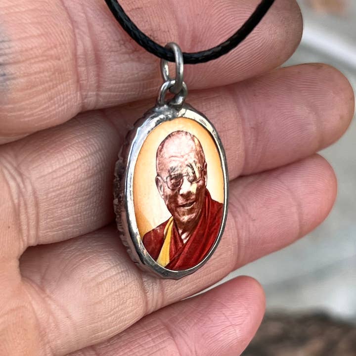 Lungta Imports – Colar pingente/pendente por atacado – Dalai Lama Pendente Esmalte Yoga Fio Jóias9