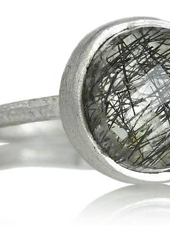 Anillo circular apilable mediano Capri Cuarzo Rutilado Negro para venta al por mayor de Sikara & Co.