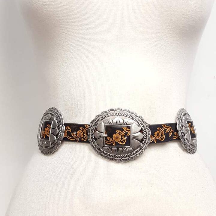 Axesoria West - Wholesale Riem - Dames - Western ovale riem met bloemmotief en handgeschilderde concho's1