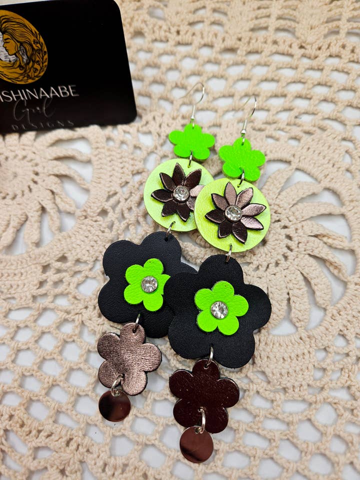 Boucles d'oreilles à plumeau en cuir à motif floral pour la vente par Anishinaabe Girl Designs