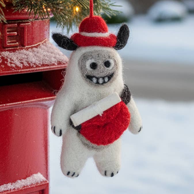 Décoration suspendue en feutre fait main Yéti du Père Noël arctique pour la vente par Felt So Good
