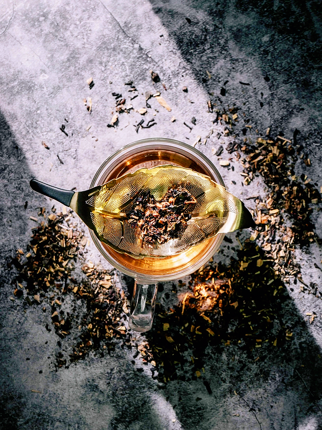 01living Ltd - Vendita all'ingrosso Colini/infusori da tè - Filtro per tè a foglia in acciaio inox dorato con manico in silicone2