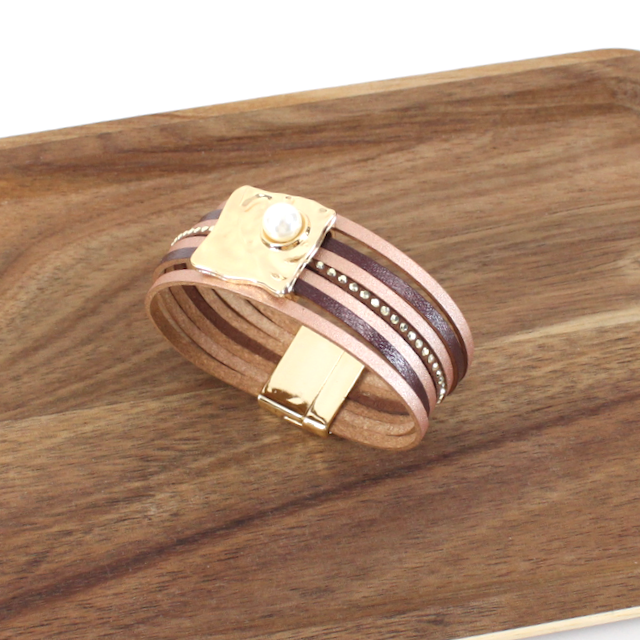 Pretty Persuasions - Vendita all'ingrosso Bracciale a polsino - B22088 Bracciale avvolgente in pelle PU decorata con perle sintetiche1