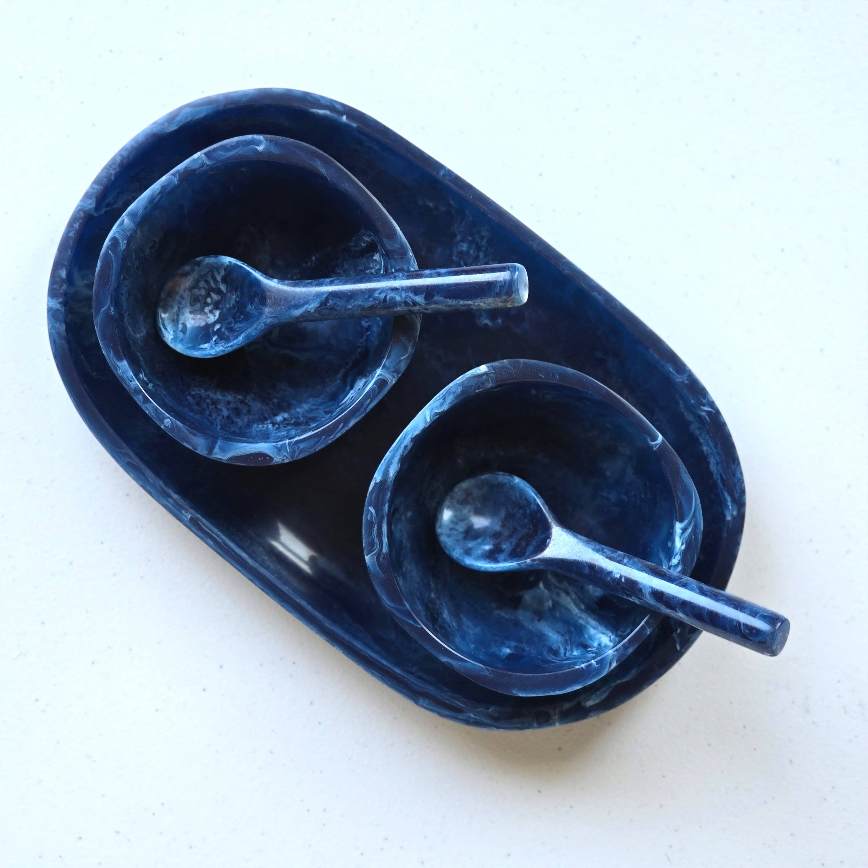 Gibb & Daan – Engroshandel Serveringsbakke – Lille serveringsbakke med 2 skåle og skeer - Håndhældt harpiks11