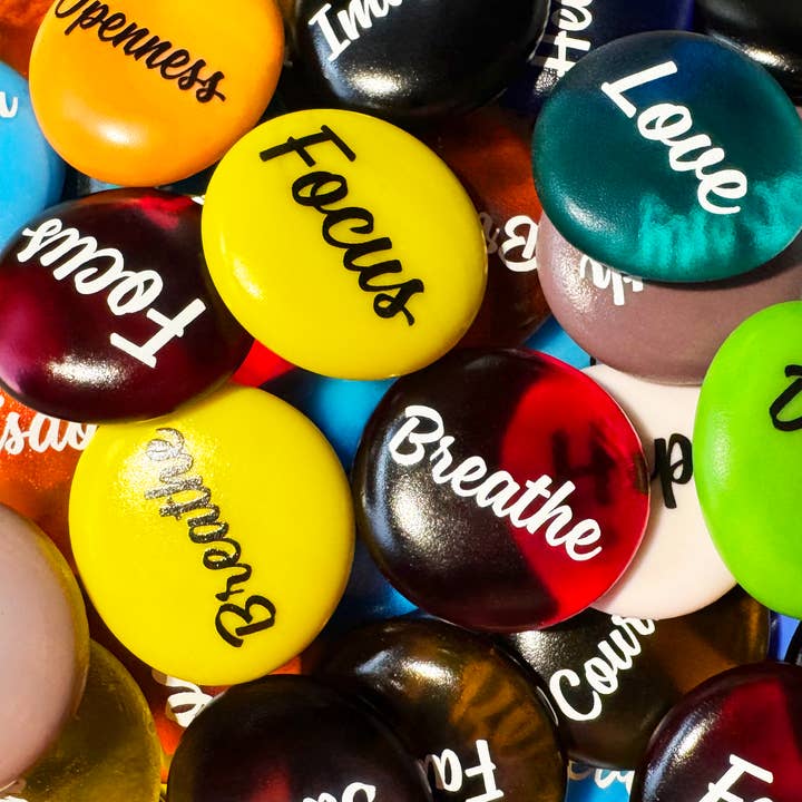 Seestone-Sortiment, bedruckt mit inspirierenden Worten für den Großhandel von Lifeforce Glass, Inc.