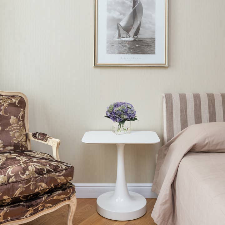 Larksilk – wholesale Artificial flowers – Perry Winkle Hydrangea Flowers In Glass Vase With Water Look3