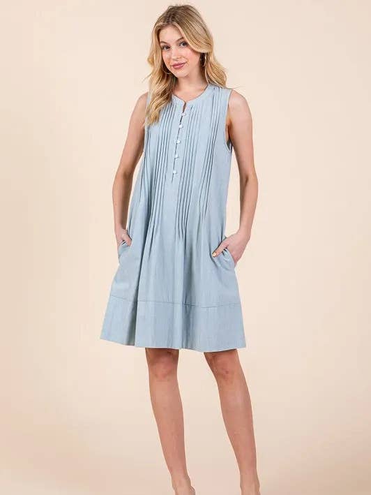 Robe midi sans manches en denim avec détails de plis Lime 'N' Chili pour la vente par Queenado