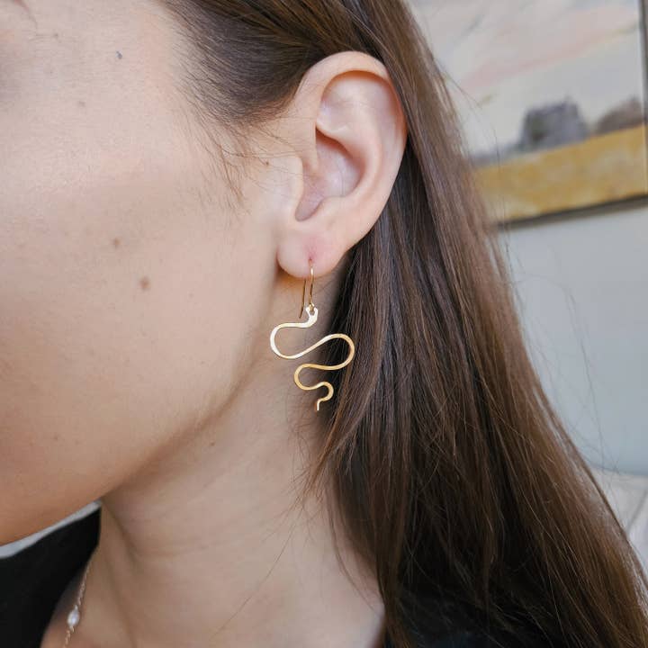 Håndlavede guldfyldte øreringe - slangeform for engroshandel hos Sunny Bay Handmade Jewelry
