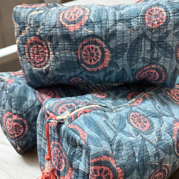 Pochette da toilette grande impermeabile stampata a blocchi e fatta a mano per la vendita all'ingrosso da parte di Desi design and chai