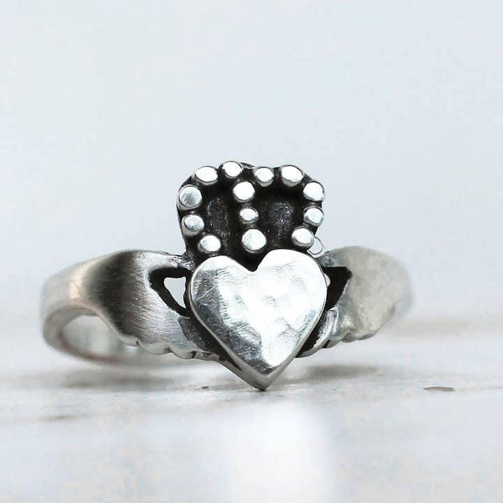 Anillo moderno de Claddagh hecho a mano en plata para venta al por mayor de Dreaming Tree Creations