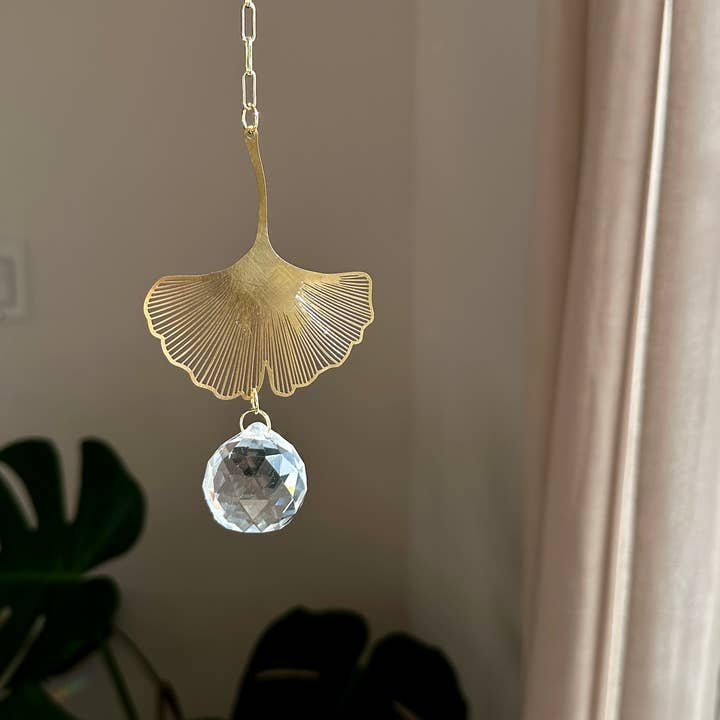 Ombra & Luce – wholesale Suncatcher – Giant Leaf Suncatcher Wall Hanging, Rainbow Maker, Ginkgo 5