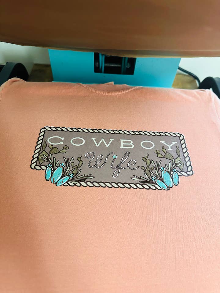 Trasferimento HTV Moglie del Cowboy per la vendita all'ingrosso da parte di Spurs & Spades