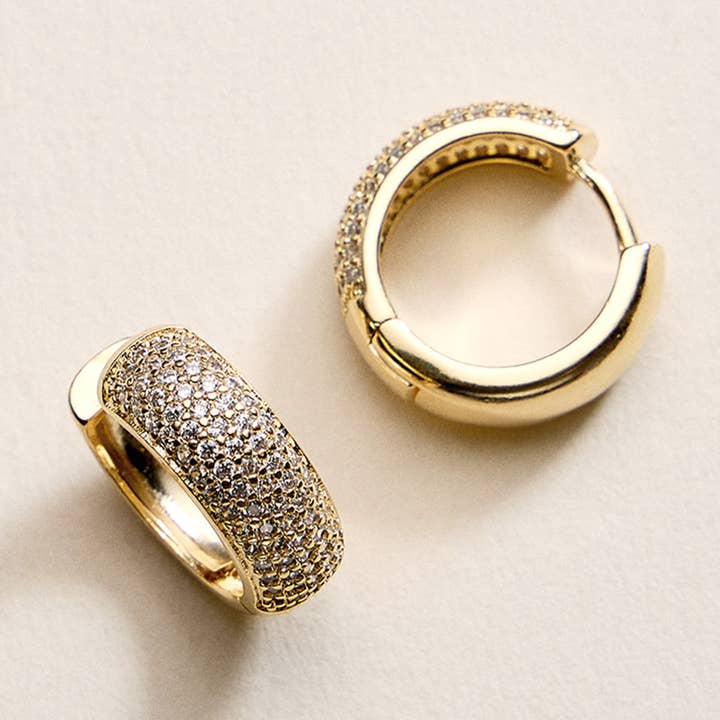 Boucles d'oreilles créoles pavées en CZ plaqué or 18K pour la vente par Sensibling Corp.