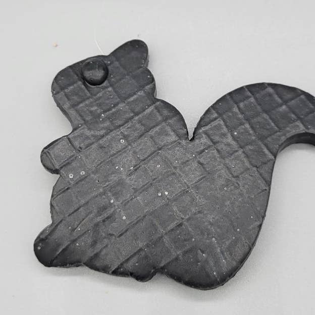 Ímã cerâmico de grés artesanal em forma de esquilo preto por atacado de White Squirrel Clayworks