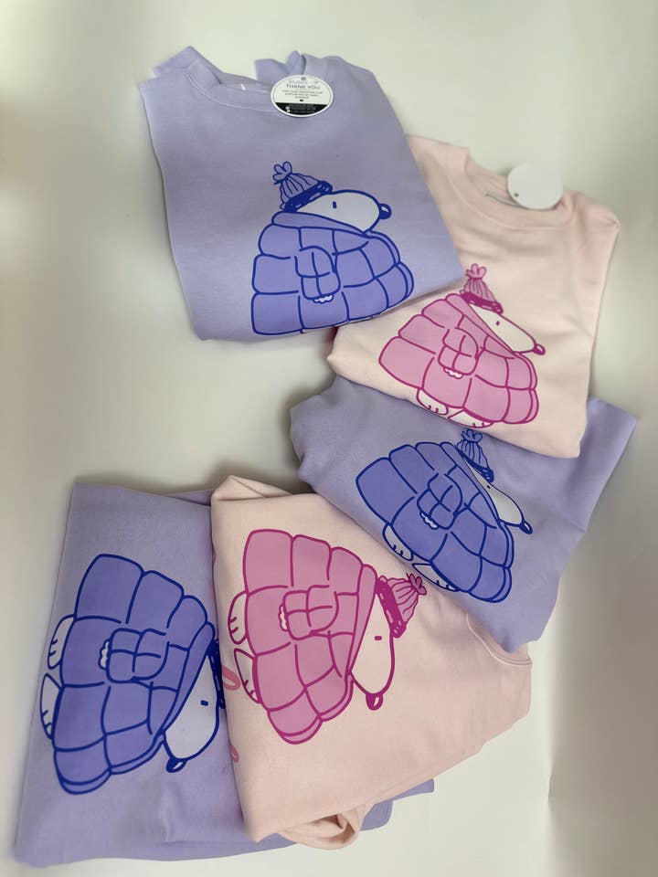 Snoopy Pufferjakke “Always Cold” Sweatshirt med rund hals❄️💜💗 for engroshandel hos Cloth Paper Scissors LLC