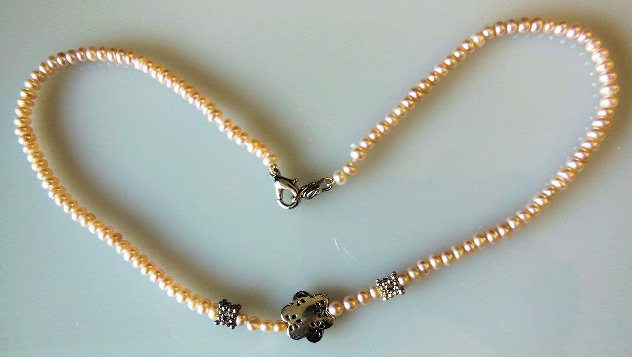 Jane A Gordon: Jewelry  Art  Gifts  Inspiration – wholesale Halsband - Barn – Pärlor för små flickor - blomma hänge på sötvattenspärlor från Kina2