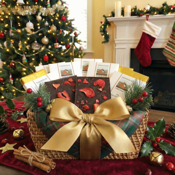 Farmhouse Chocolates - Wholesale Chocolate Bar - 71% Organic Chocolate Bar w/ Fennel Pollen & Strawberries1